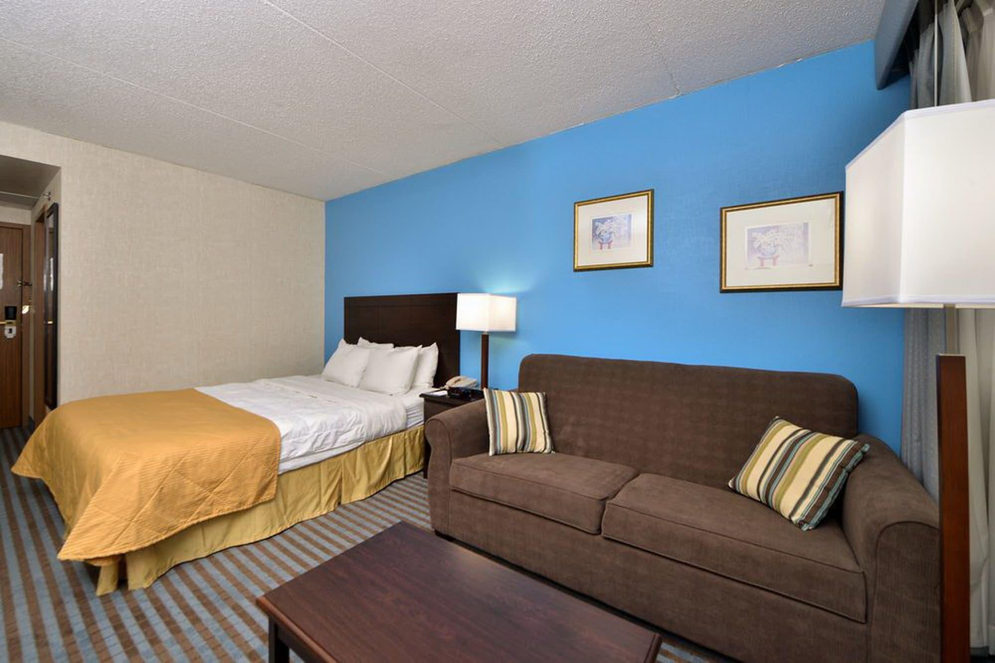 Ramada By Wyndham Cedar Rapids Hotel Exterior foto