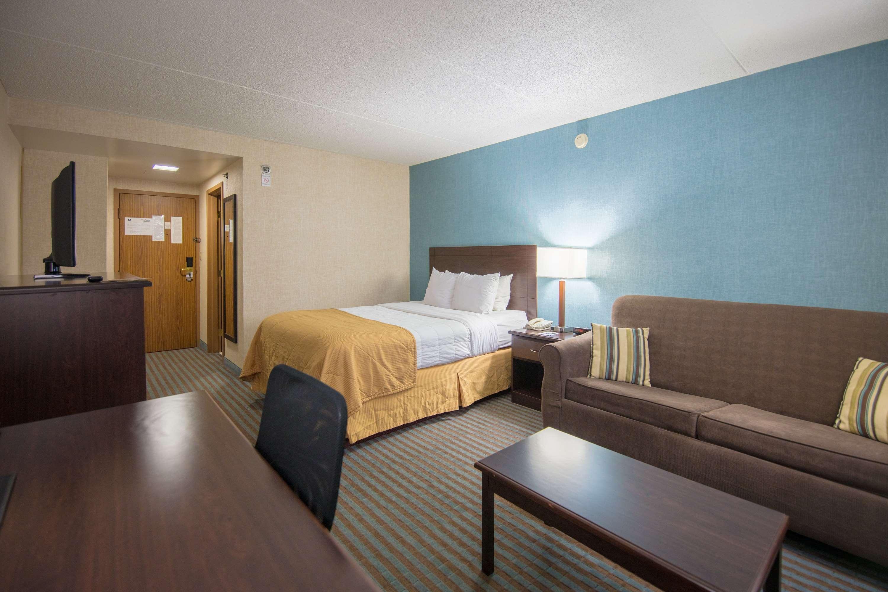 Ramada By Wyndham Cedar Rapids Hotel Exterior foto