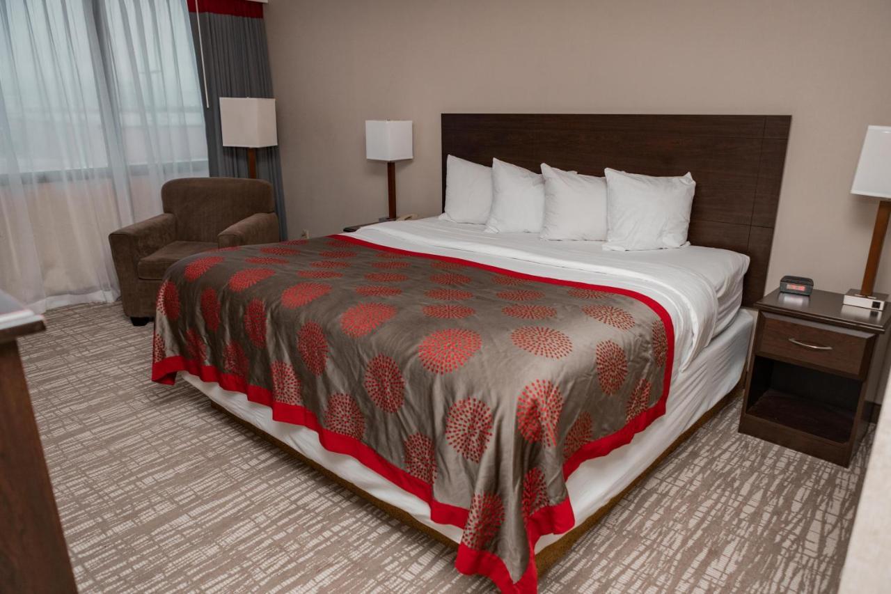 Ramada By Wyndham Cedar Rapids Hotel Exterior foto