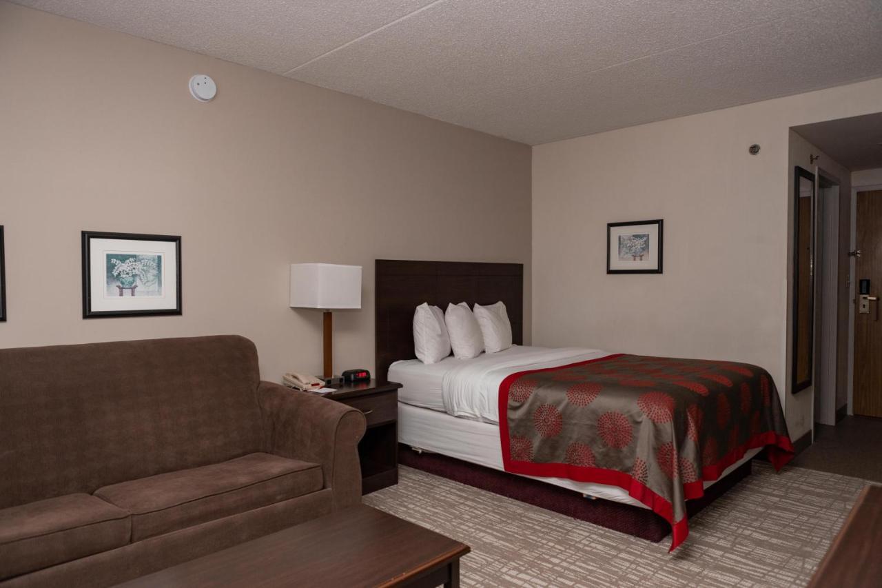 Ramada By Wyndham Cedar Rapids Hotel Exterior foto