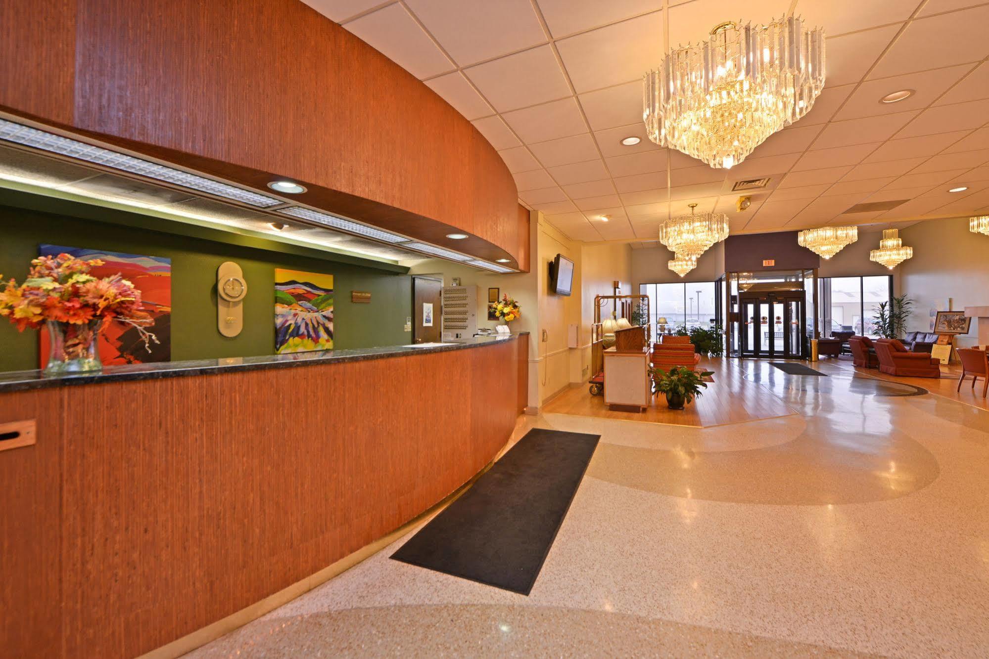 Ramada By Wyndham Cedar Rapids Hotel Exterior foto